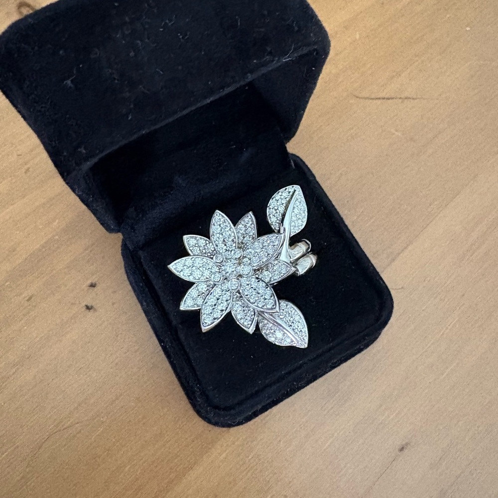 Inspired VCA lotus flower between the finger Ring